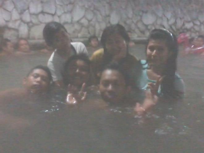 484055_588382654506658_1572743671_n