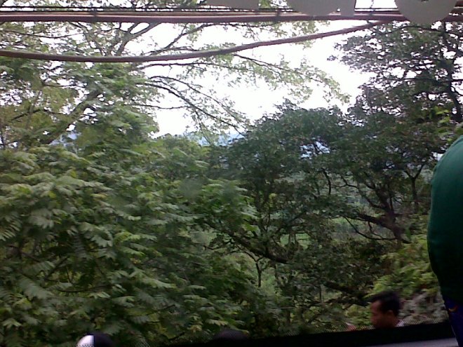 di setiap tikungan yang tak terlihat, selalu ada orang yang mengawe-awe memberi bantuan isyarat aman dan nggaknya. agar tak bertabrakan. serta banyak juga yang mengemis.