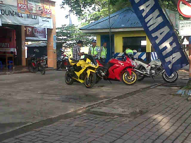 Keren-mana-nih-_D-Ninja-250R-atau-V-ixion-Fairing-D___-Ninjanya-punya-Pak-Polisi-V-ixionnya-punya-saleslagi-ditilang-_.jpg