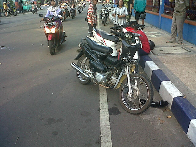 IMG-20140521-01987.jpg 2 motor motor penabrak, cuma body aja yang rusak