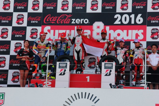 AHRT_3 : Irfan Ardiansyah dan Rheza Danica Ahrens, meraih podium tertinggi kejuaraan balap ketahanan Suzuka 4 Hours Endurance Race. Kendati baru pertama kali mengikuti kejuaraan ini, kedua pebalap binaan AHRT ini mampu mengalahkan 110 pebalap lintas negara lainnya yang mengikuti balapan ini.