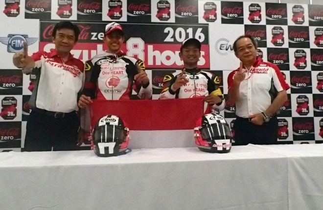 AHRT_8 : (dari kiri) Marketing Director AHM Margono Tanuwijaya, Pebalap AHRT Pemenang Suzuka 4 Hours Endurance Race Irfan Adiansyah & Rheza Danica Ahrens serta President Director AHM Toshiyuki Inuma berfoto bersama sesaat setelah penyerahan piagam tertinggi ajang Suzuka 4 Hours Endurance Race