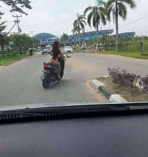 Ketakutan tanpa jelas, Seorang wanita telanjang bulat naik&nbsp;matic