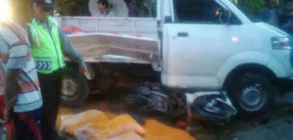 Apes, sudah benar berhenti di bahu jalan. Malah ketabrak Pick Up… Mio vs&nbsp;Carry