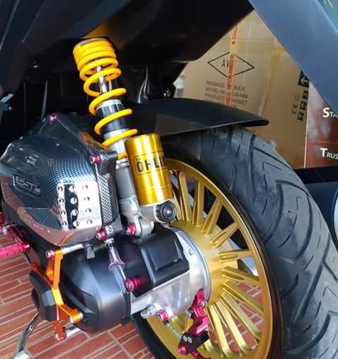 Vario hitam minimalis, kaki-kaki warna emas!&nbsp;Ohlins!