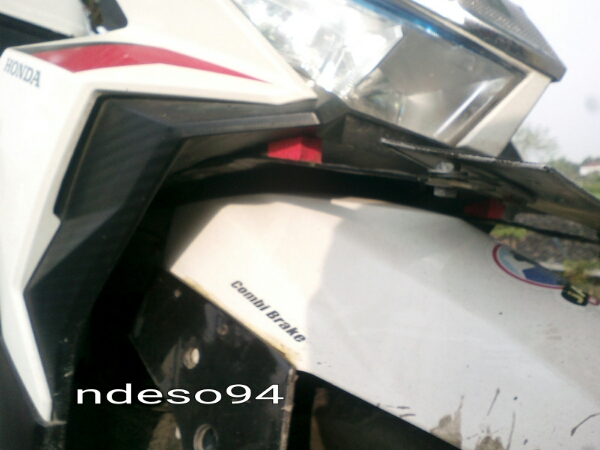 Pasang plat nomor Vario 125/150 di bawah headlamp? Mudah&nbsp;banget.