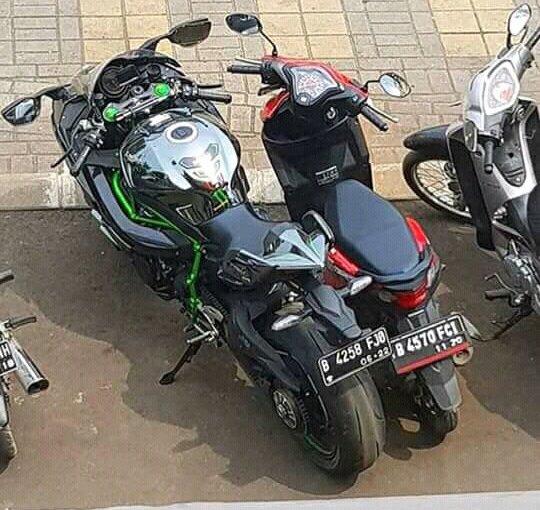 Ketika Ninja H2 dan Honda BeAt parkir&nbsp;bersebelahan